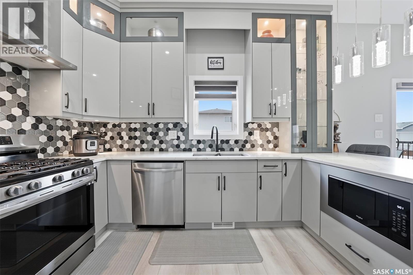 411 Schmeiser Bend, Saskatoon, SK - Indoor Photo Showing Kitchen With Double Sink With Upgraded Kitchen