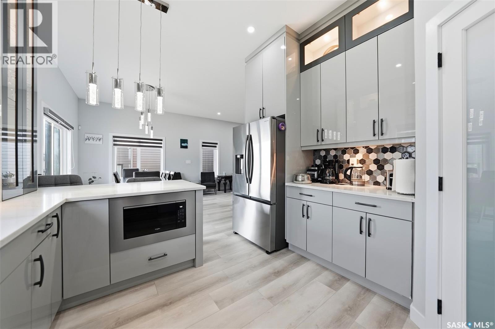 411 Schmeiser Bend, Saskatoon, SK - Indoor Photo Showing Kitchen With Upgraded Kitchen