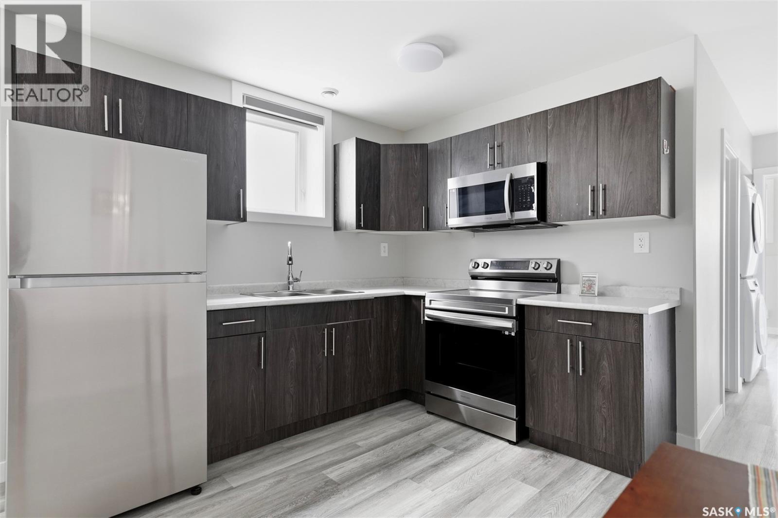 411 Schmeiser Bend, Saskatoon, SK - Indoor Photo Showing Kitchen