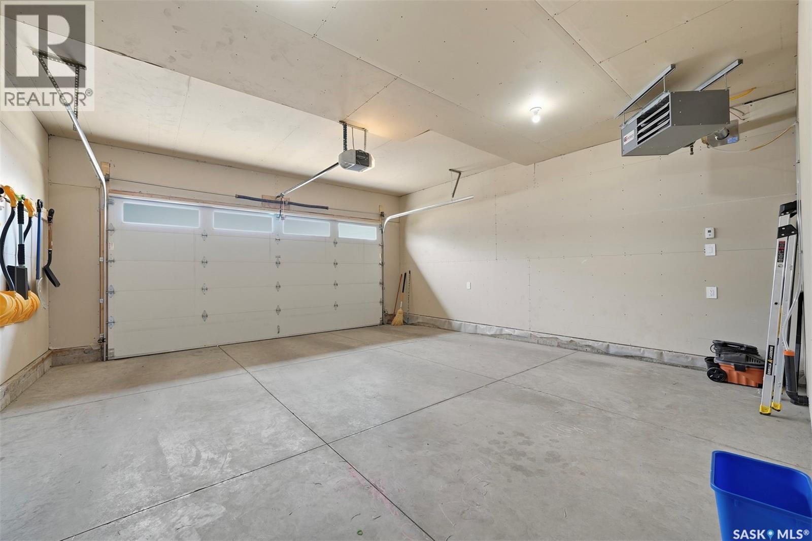 411 Schmeiser Bend, Saskatoon, SK - Indoor Photo Showing Garage