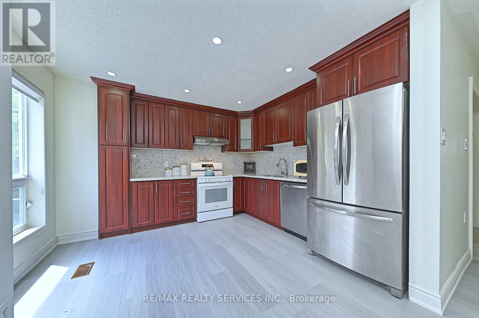 56 Mullis Crescent, Brampton, ON - Indoor Photo Showing Kitchen