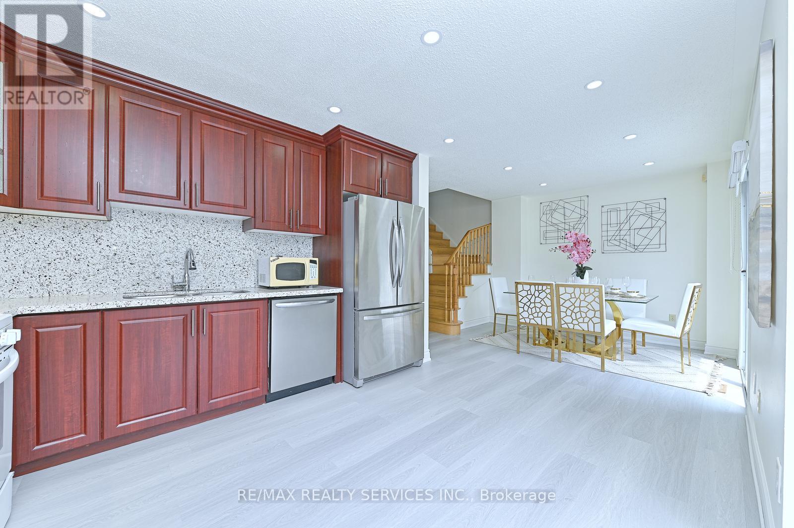 56 Mullis Crescent, Brampton, ON - Indoor Photo Showing Kitchen