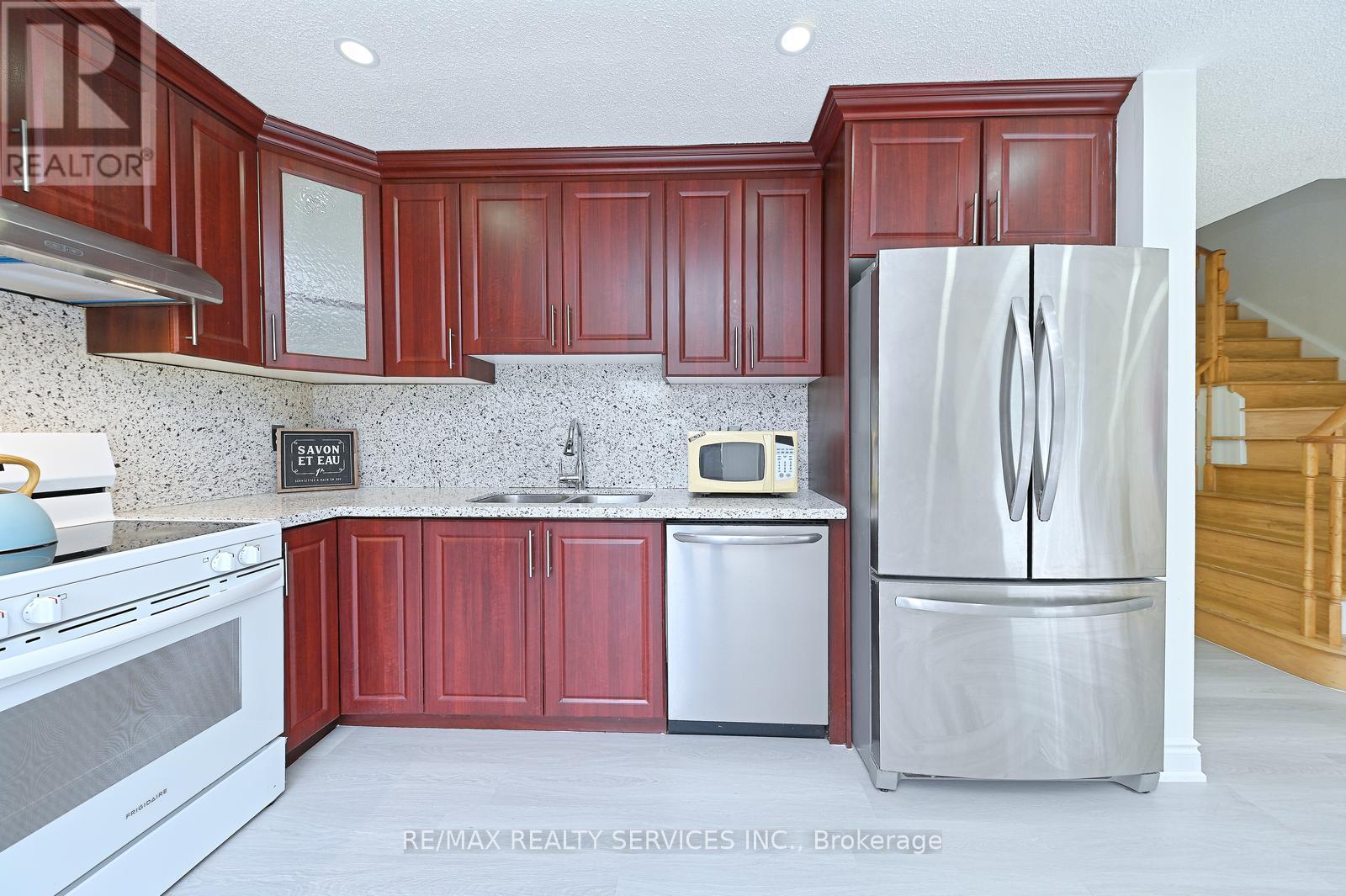 56 Mullis Crescent, Brampton, ON - Indoor Photo Showing Kitchen