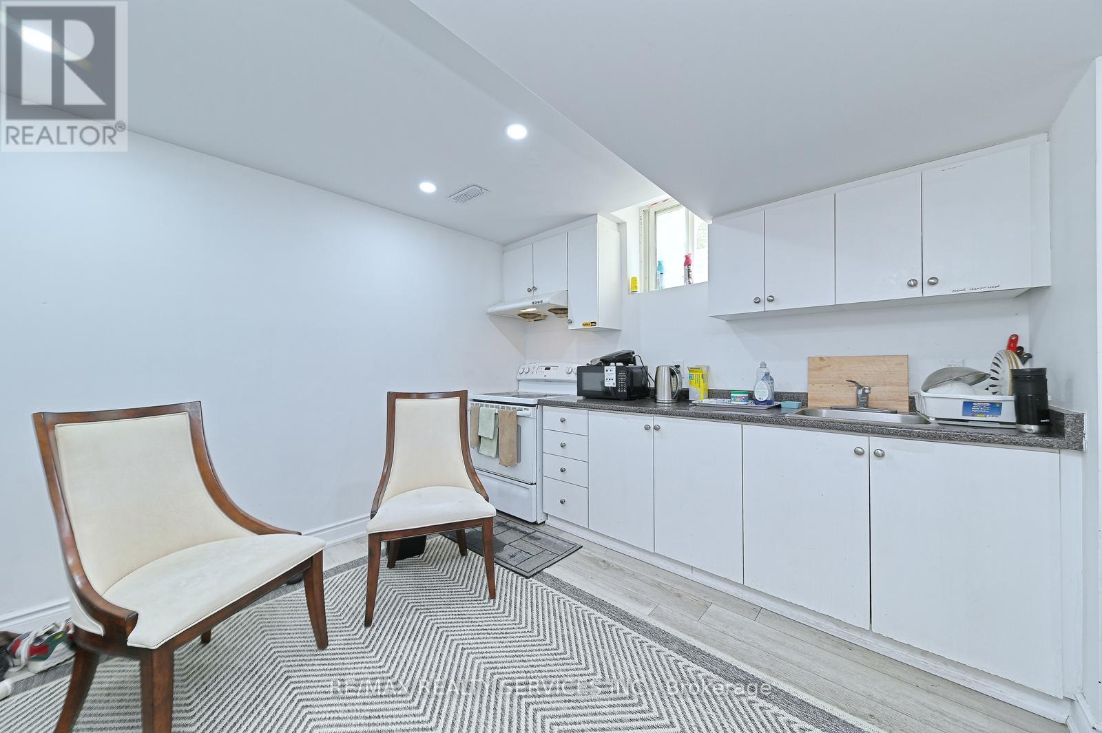 56 Mullis Crescent, Brampton, ON - Indoor Photo Showing Kitchen