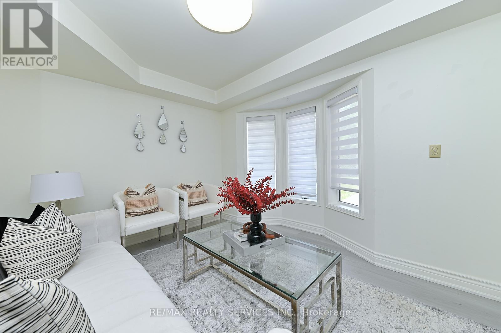 56 Mullis Crescent, Brampton, ON - Indoor Photo Showing Living Room