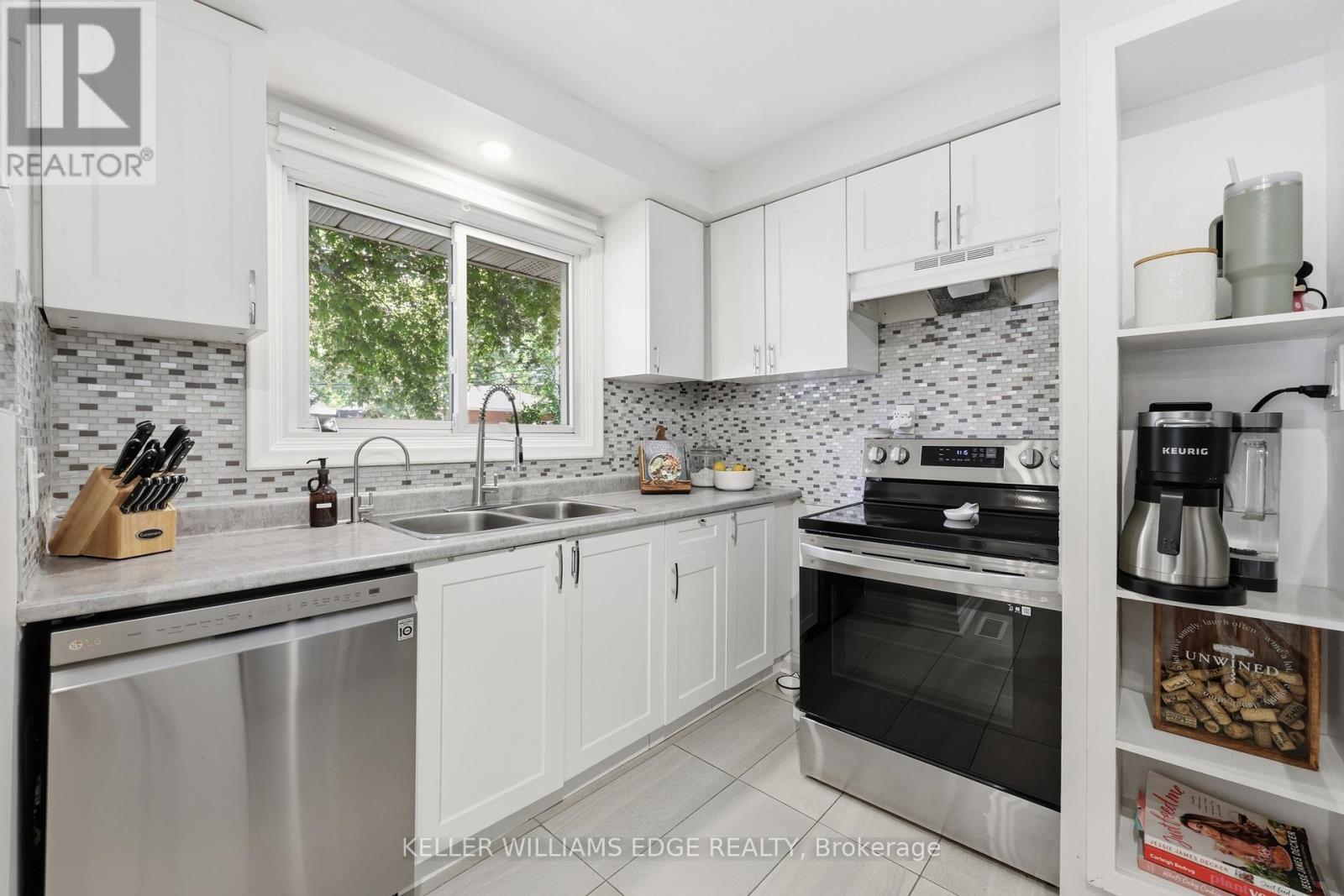 312 Upper Paradise Road, Hamilton, ON - Indoor Photo Showing Kitchen With Double Sink With Upgraded Kitchen