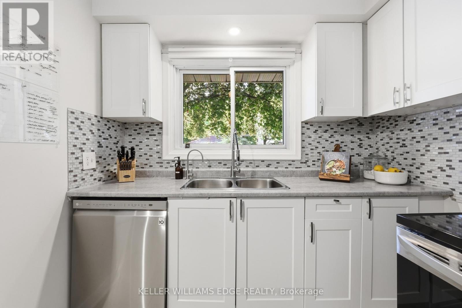 312 Upper Paradise Road, Hamilton, ON - Indoor Photo Showing Kitchen With Double Sink