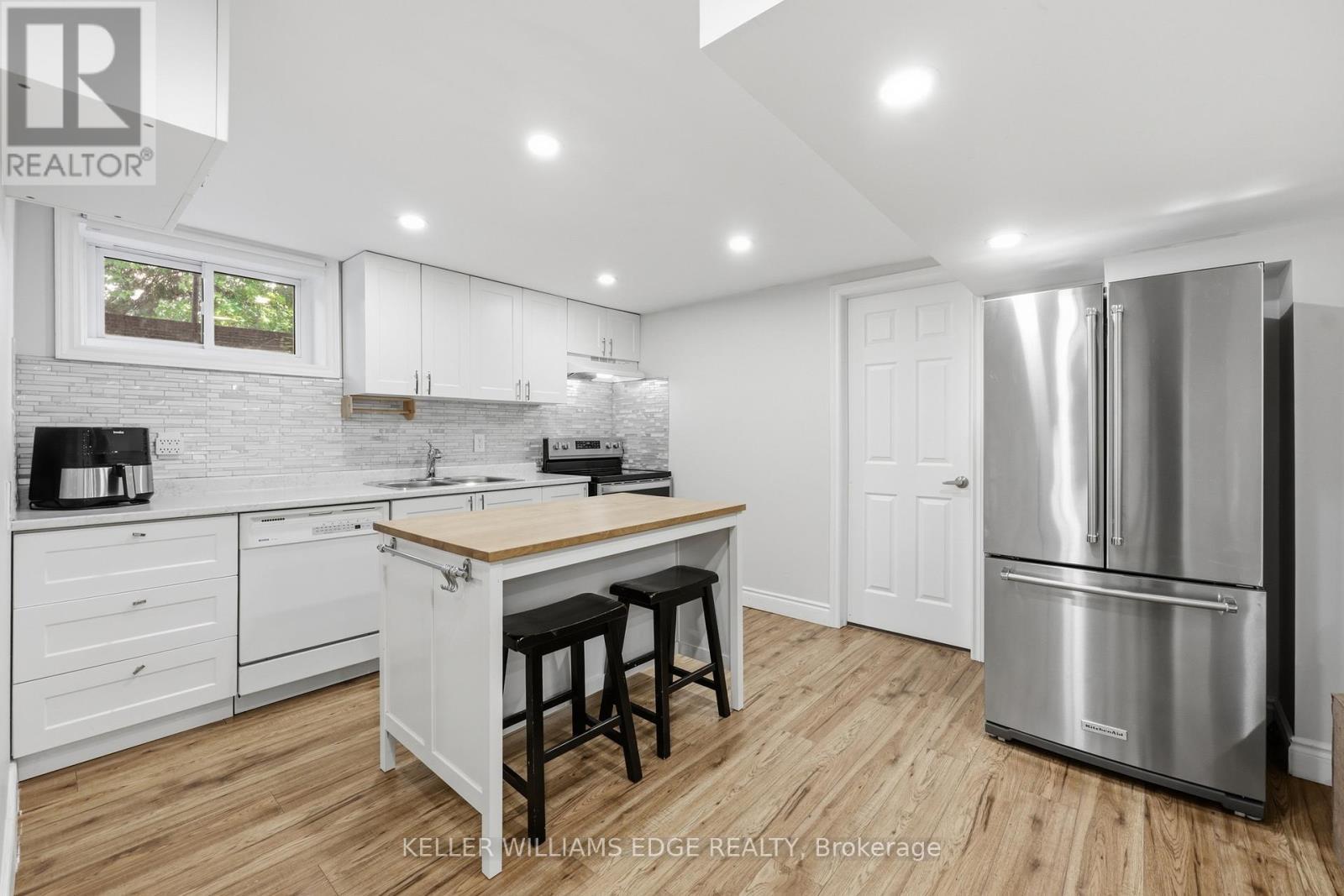 312 Upper Paradise Road, Hamilton, ON - Indoor Photo Showing Kitchen With Upgraded Kitchen