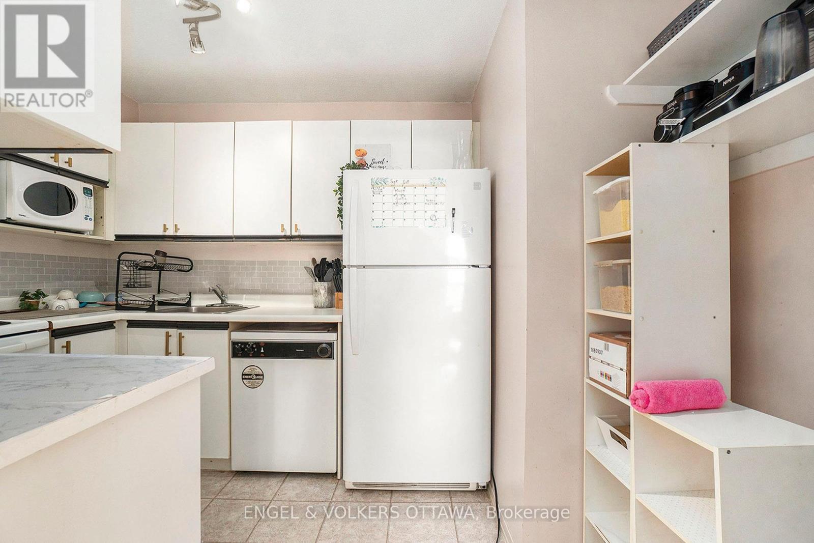 907 - 475 Laurier Avenue W, Ottawa, ON - Indoor