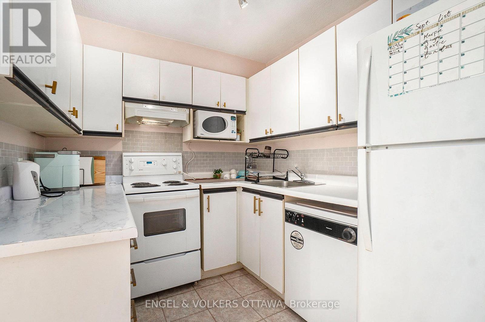 907 - 475 Laurier Avenue W, Ottawa, ON - Indoor Photo Showing Kitchen