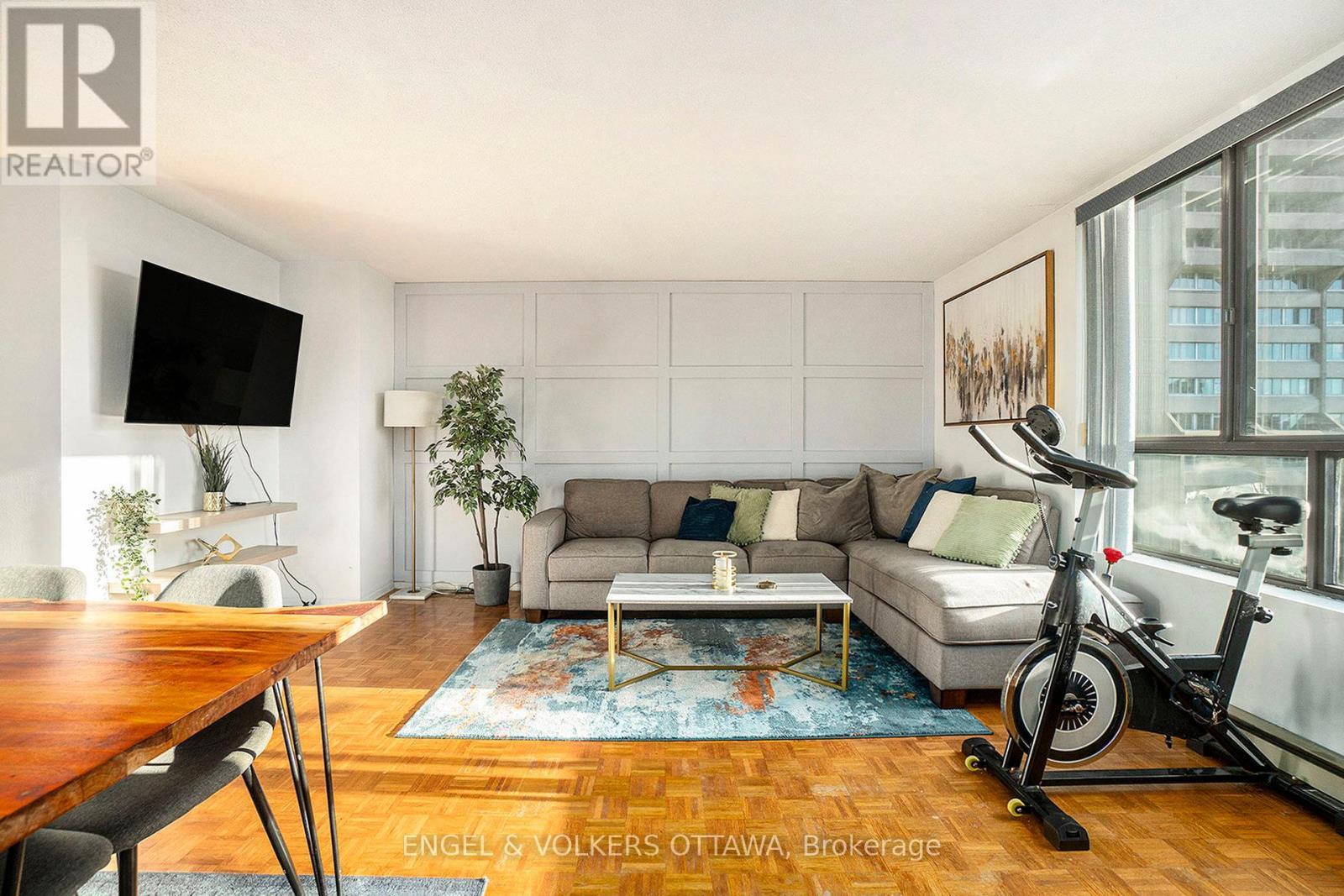 907 - 475 Laurier Avenue W, Ottawa, ON - Indoor Photo Showing Living Room