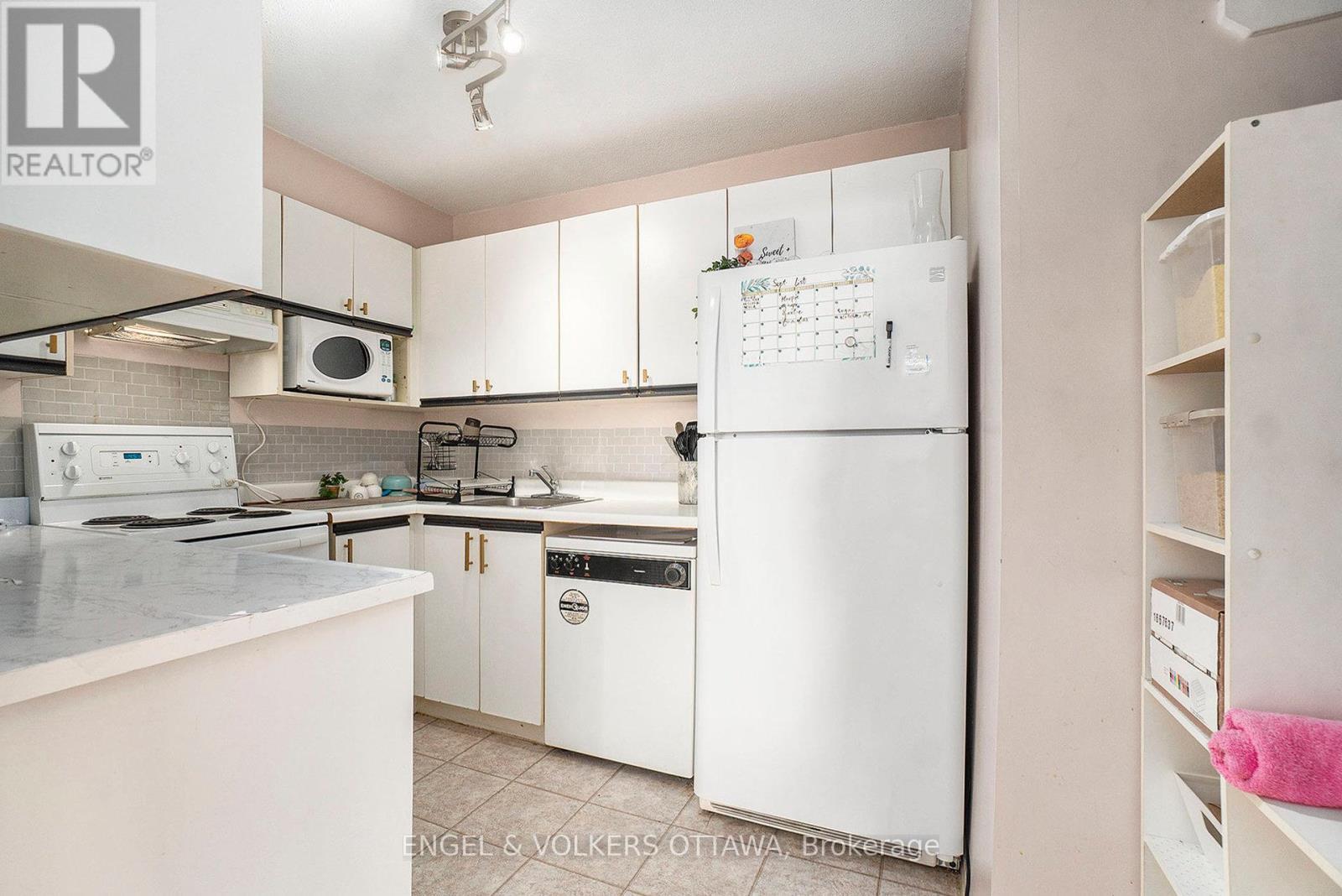 907 - 475 Laurier Avenue W, Ottawa, ON - Indoor Photo Showing Kitchen