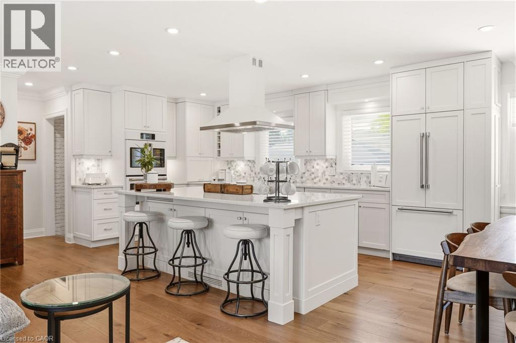 2113 Courtland Drive, Burlington, ON - Indoor Photo Showing Kitchen With Upgraded Kitchen
