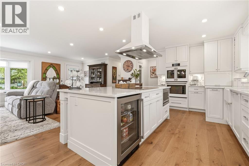 2113 Courtland Drive, Burlington, ON - Indoor Photo Showing Kitchen With Upgraded Kitchen