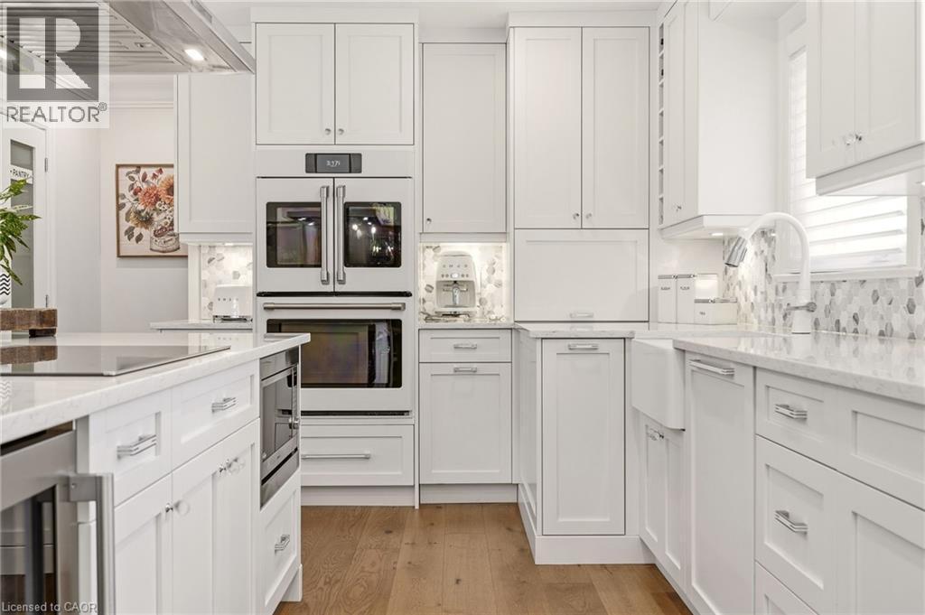 2113 Courtland Drive, Burlington, ON - Indoor Photo Showing Kitchen With Upgraded Kitchen