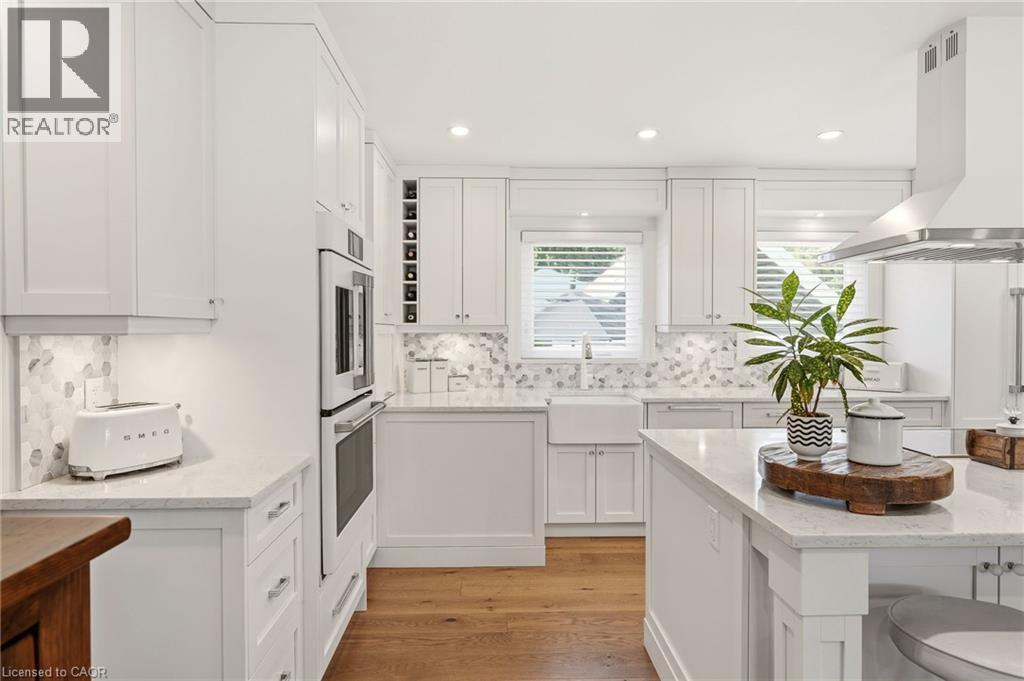 2113 Courtland Drive, Burlington, ON - Indoor Photo Showing Kitchen With Upgraded Kitchen