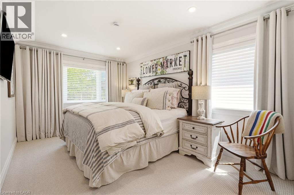 2113 Courtland Drive, Burlington, ON - Indoor Photo Showing Bedroom