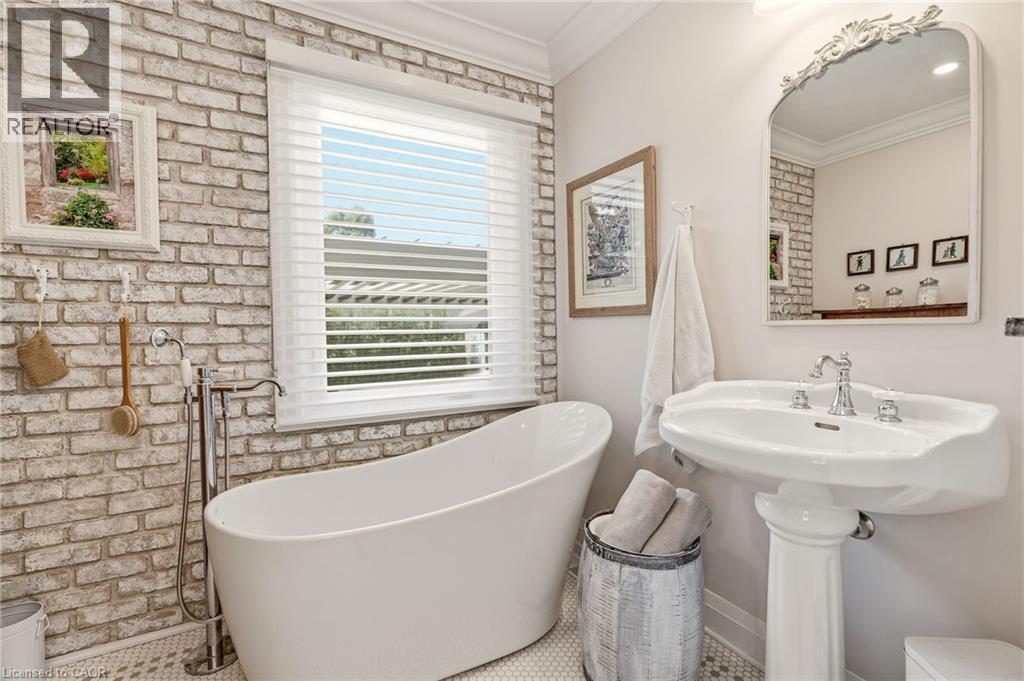 2113 Courtland Drive, Burlington, ON - Indoor Photo Showing Bathroom