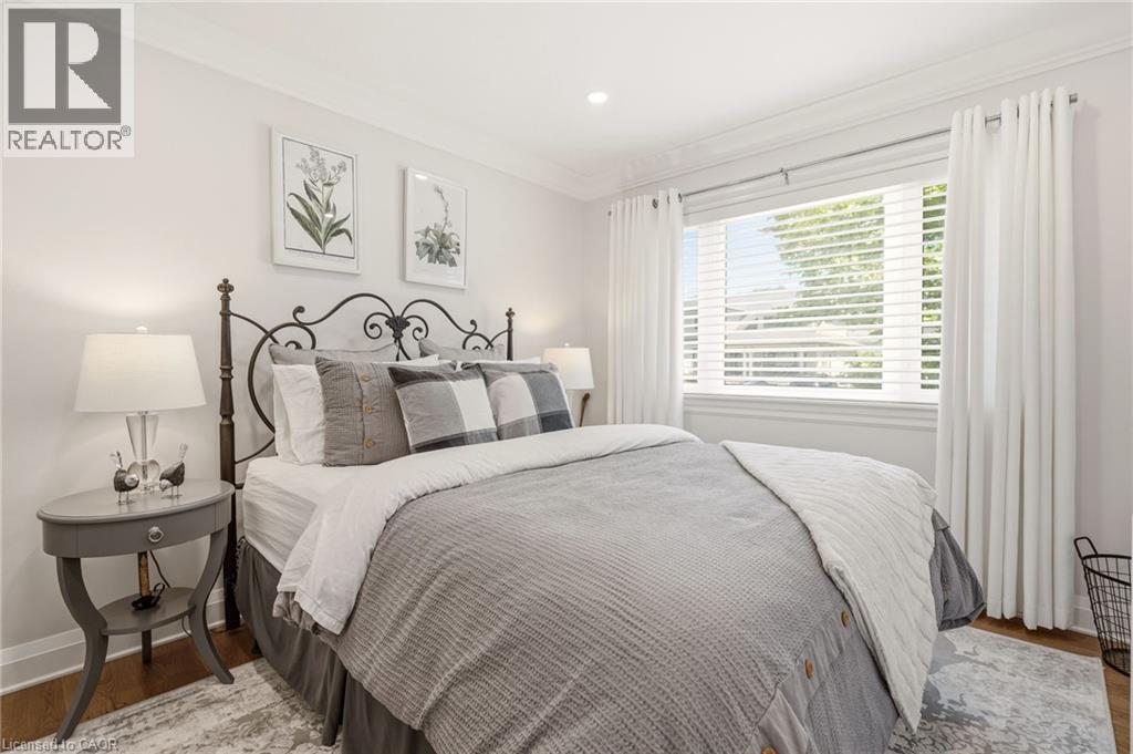 2113 Courtland Drive, Burlington, ON - Indoor Photo Showing Bedroom