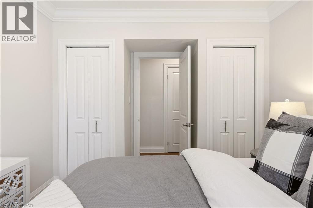 2113 Courtland Drive, Burlington, ON - Indoor Photo Showing Bedroom