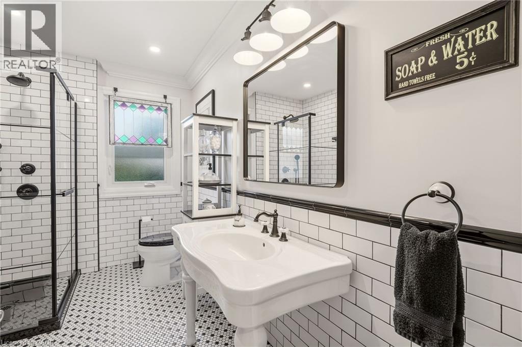 2113 Courtland Drive, Burlington, ON - Indoor Photo Showing Bathroom