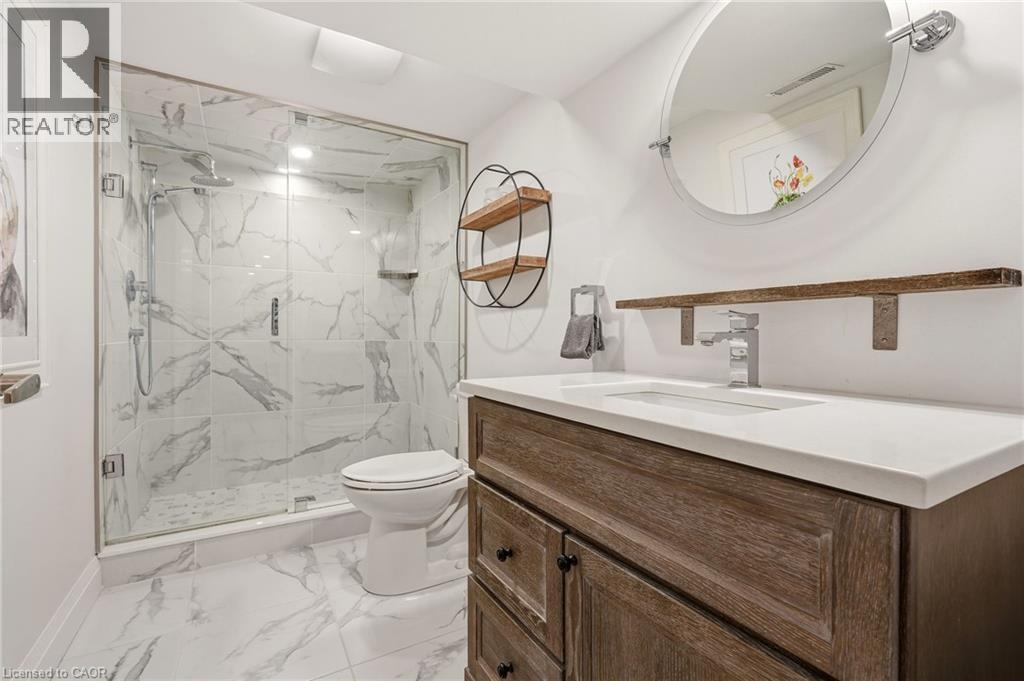 2113 Courtland Drive, Burlington, ON - Indoor Photo Showing Bathroom