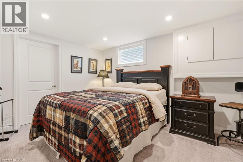 2113 Courtland Drive, Burlington, ON - Indoor Photo Showing Bedroom