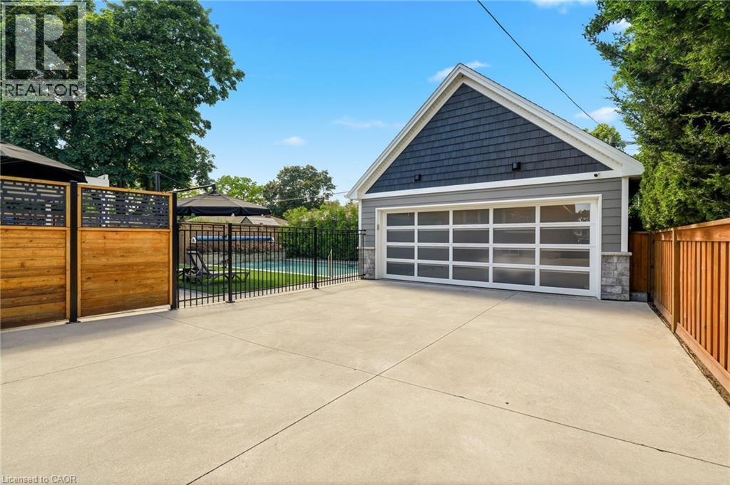2113 Courtland Drive, Burlington, ON - Outdoor