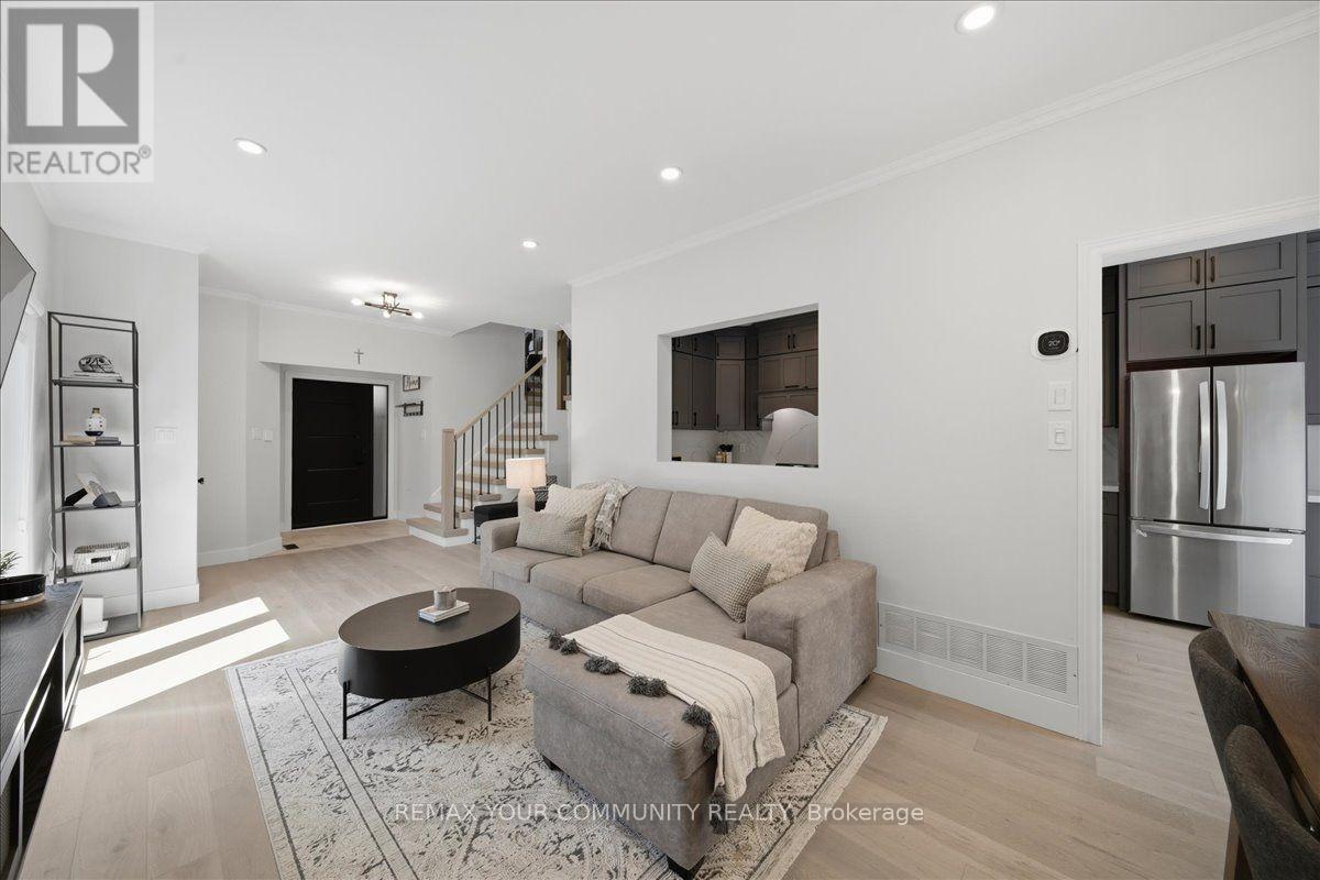 91 Downey Circle, Aurora, ON - Indoor Photo Showing Living Room