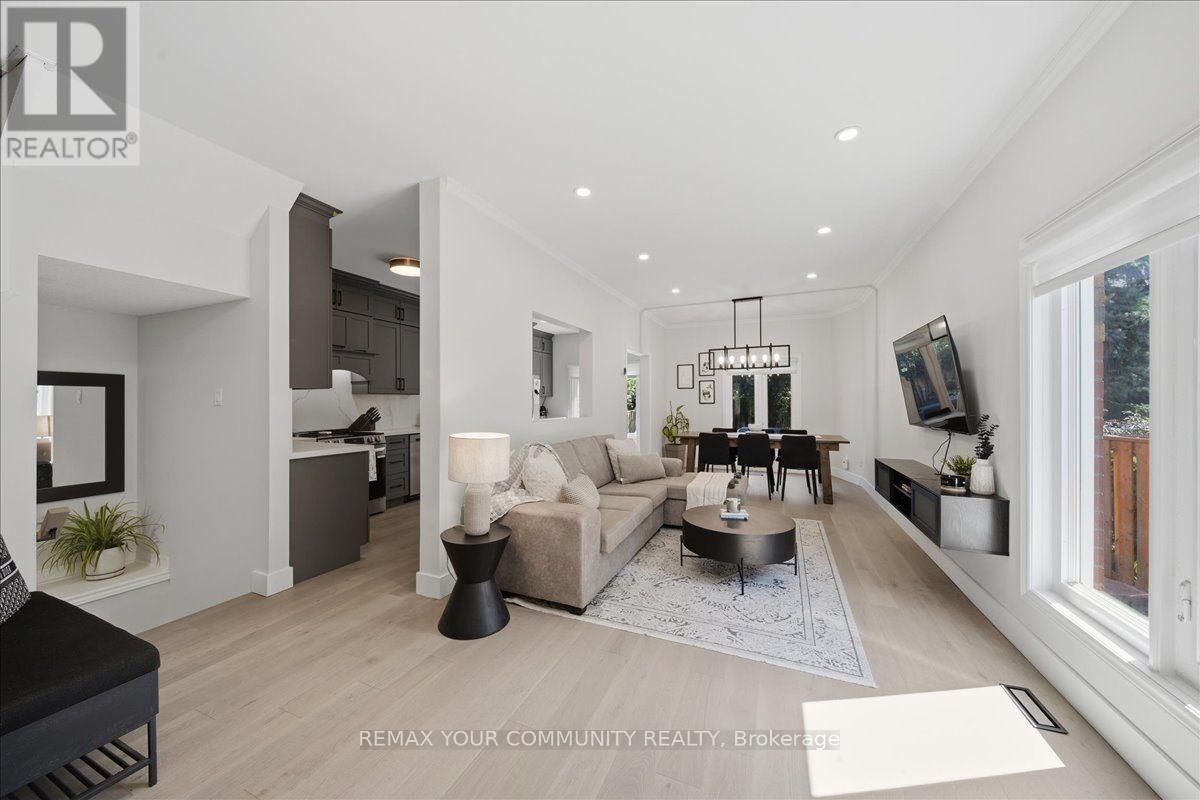 91 Downey Circle, Aurora, ON - Indoor Photo Showing Living Room