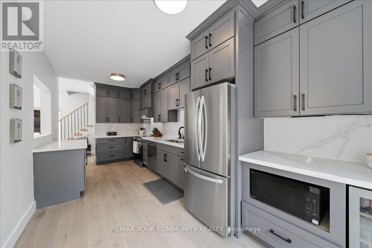 91 Downey Circle, Aurora, ON - Indoor Photo Showing Kitchen