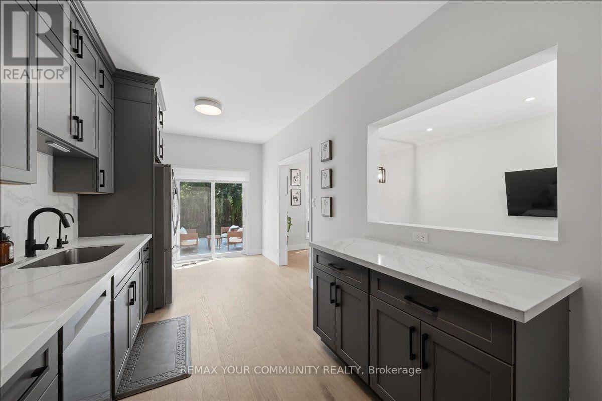 91 Downey Circle, Aurora, ON - Indoor Photo Showing Kitchen With Upgraded Kitchen