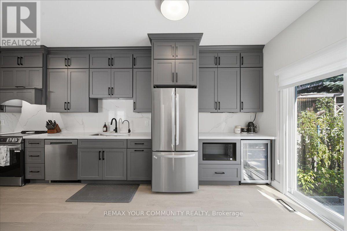 91 Downey Circle, Aurora, ON - Indoor Photo Showing Kitchen With Upgraded Kitchen