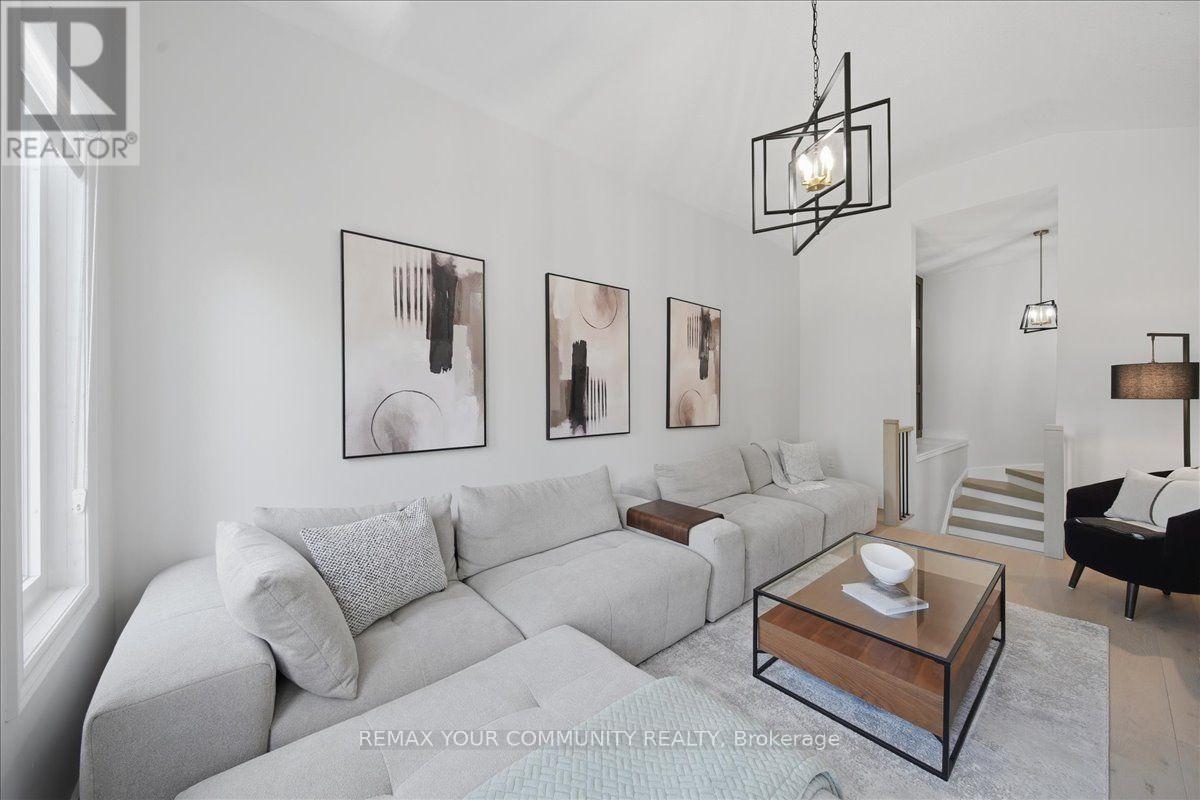 91 Downey Circle, Aurora, ON - Indoor Photo Showing Living Room