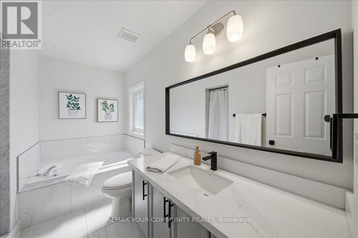 91 Downey Circle, Aurora, ON - Indoor Photo Showing Bathroom