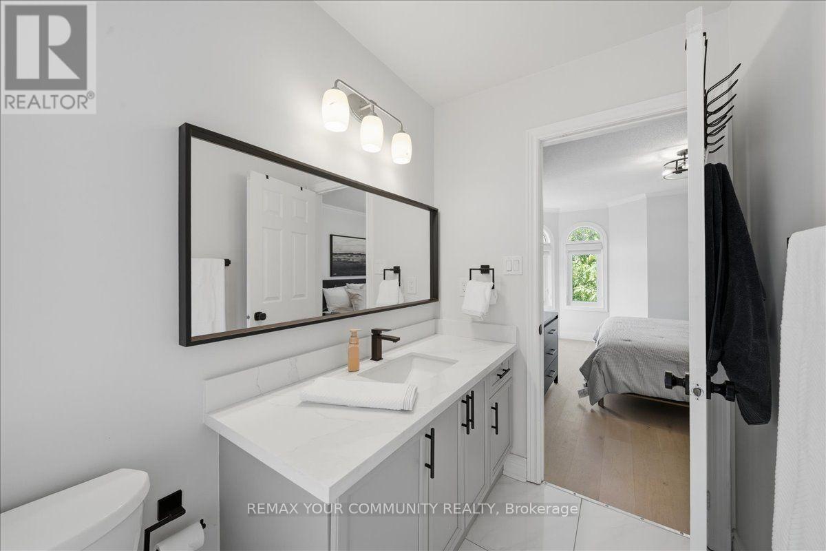 91 Downey Circle, Aurora, ON - Indoor Photo Showing Bathroom