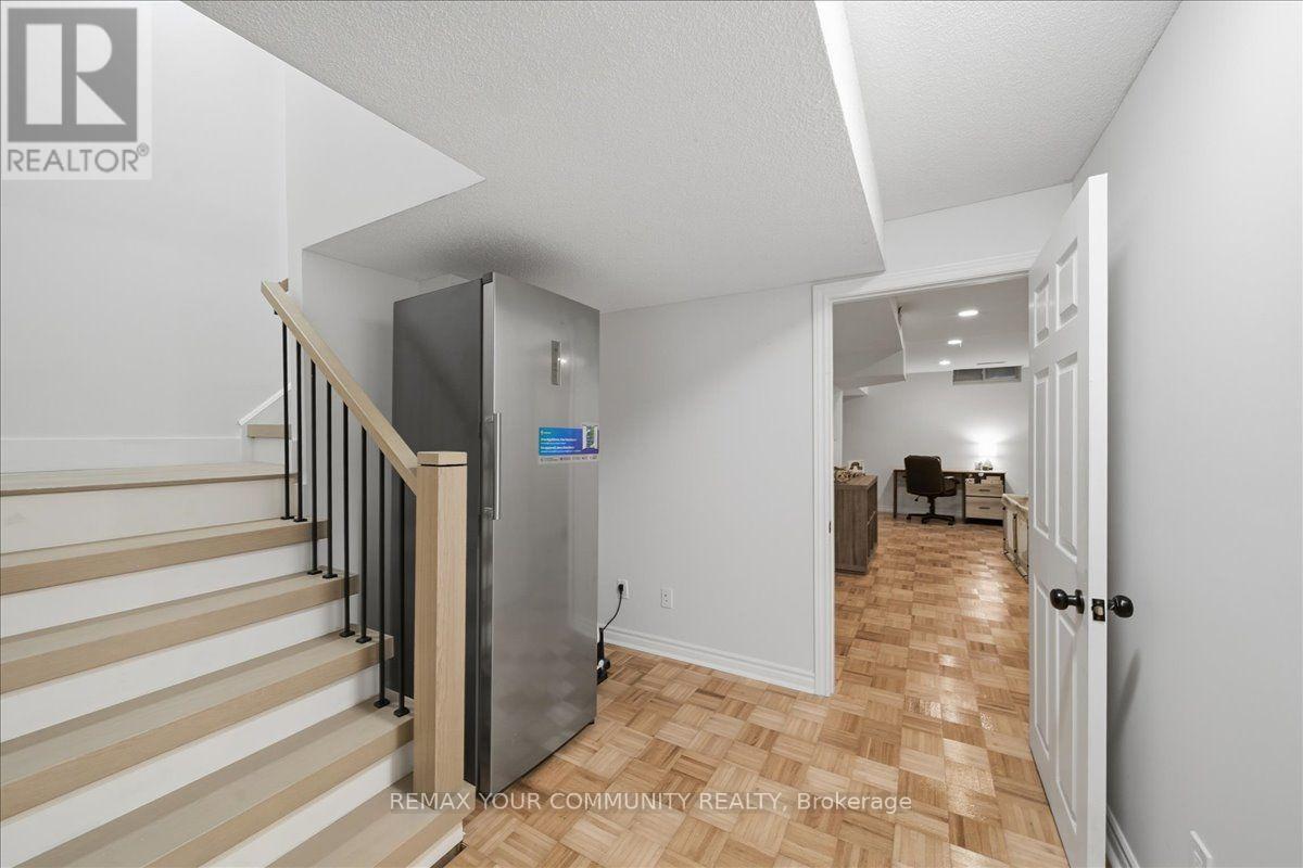 91 Downey Circle, Aurora, ON - Indoor Photo Showing Other Room