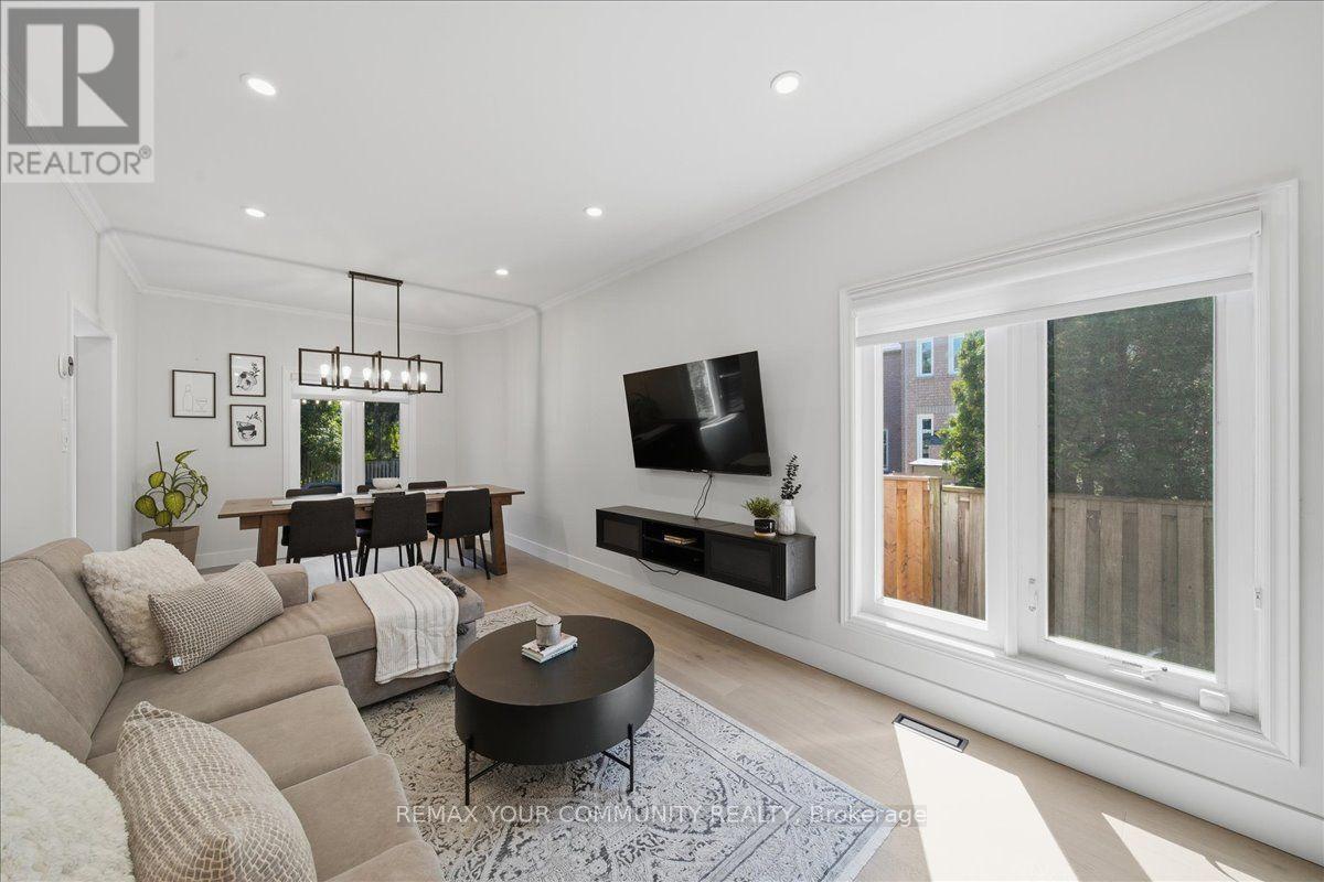 91 Downey Circle, Aurora, ON - Indoor Photo Showing Living Room
