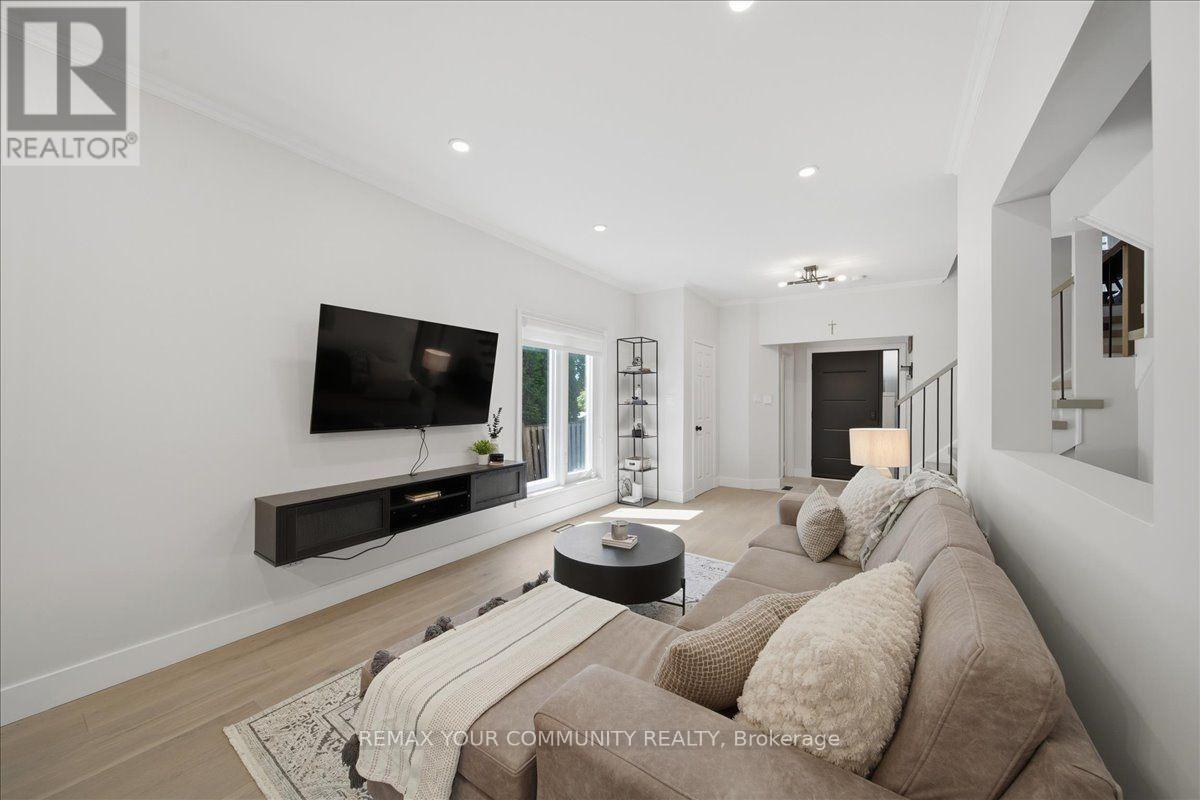 91 Downey Circle, Aurora, ON - Indoor Photo Showing Living Room