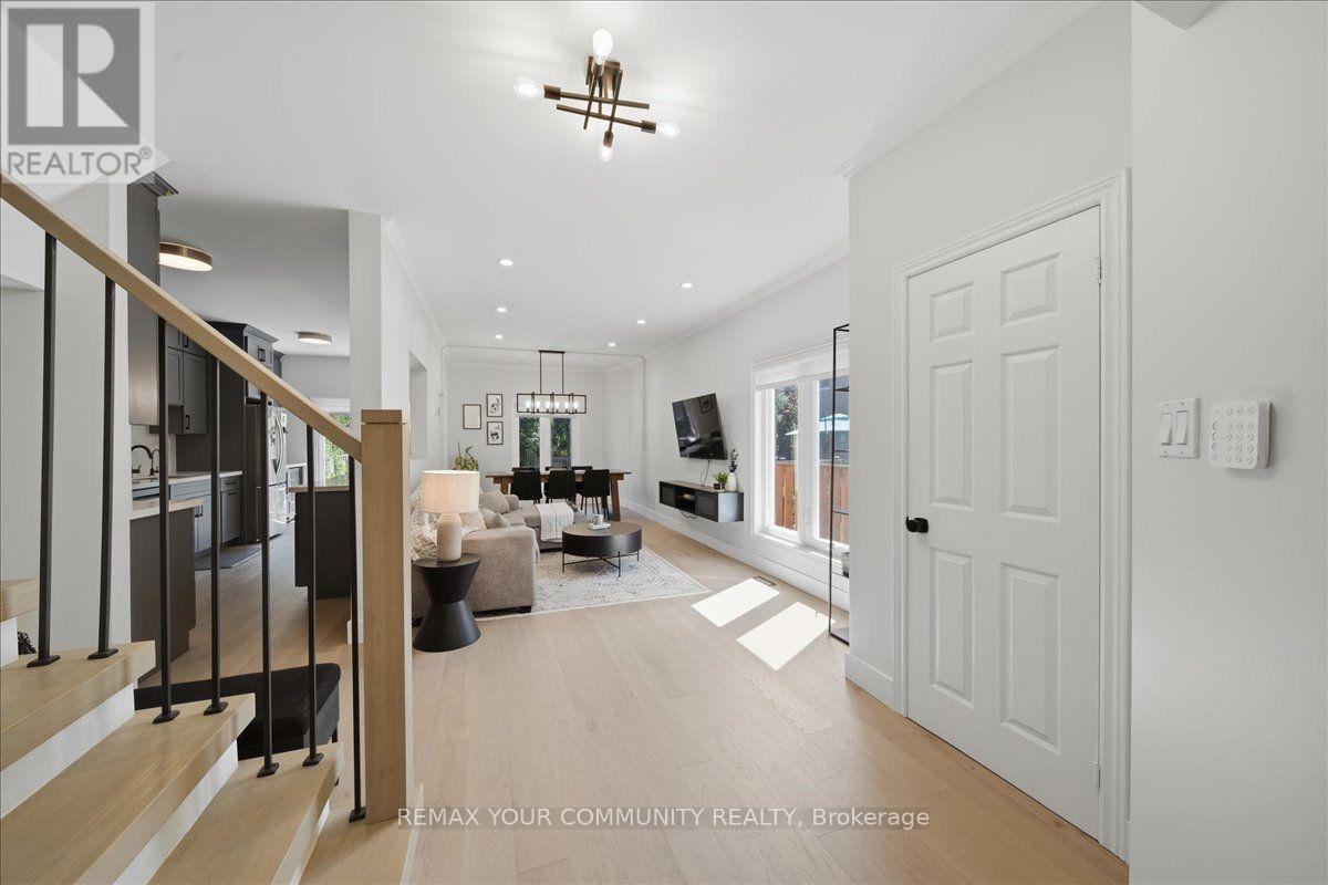 91 Downey Circle, Aurora, ON - Indoor Photo Showing Other Room