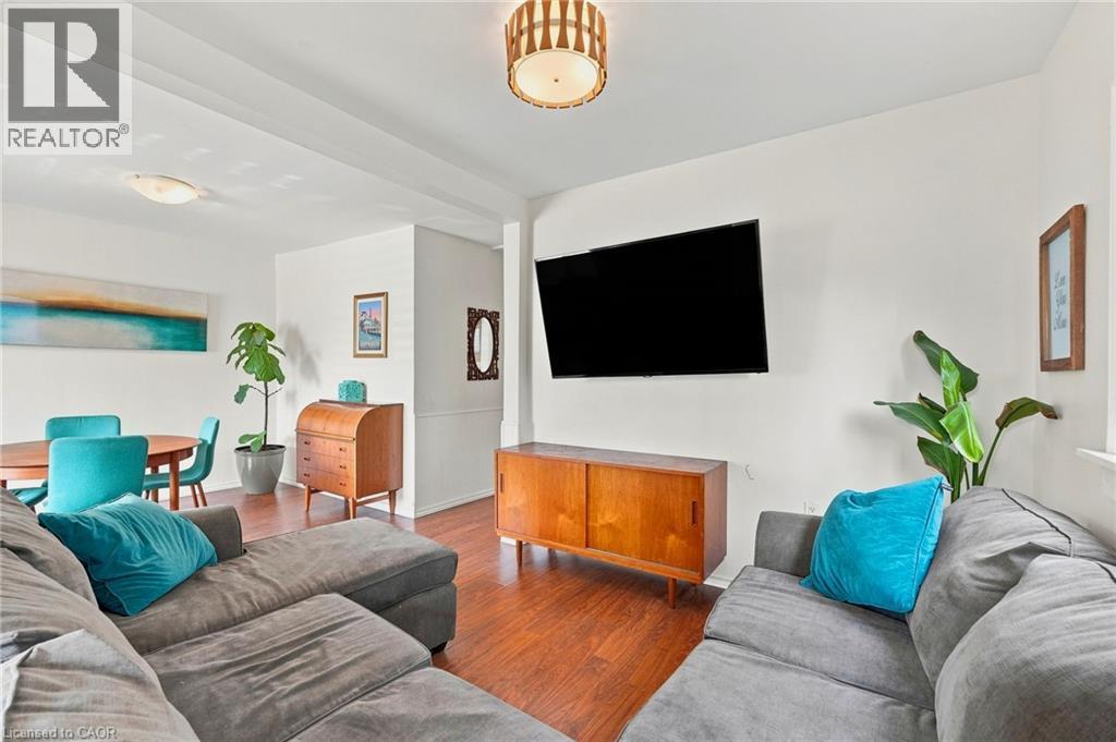 395 Avondale Street, Hamilton, ON - Indoor Photo Showing Living Room