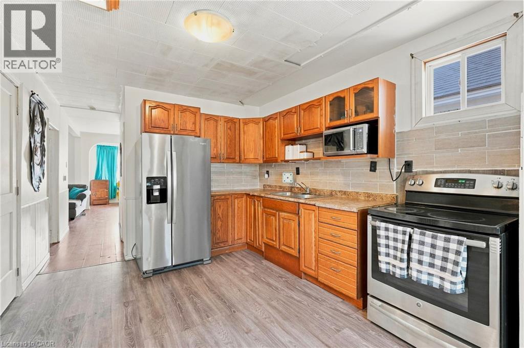 395 Avondale Street, Hamilton, ON - Indoor Photo Showing Kitchen