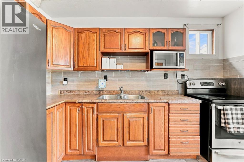 395 Avondale Street, Hamilton, ON - Indoor Photo Showing Kitchen With Double Sink
