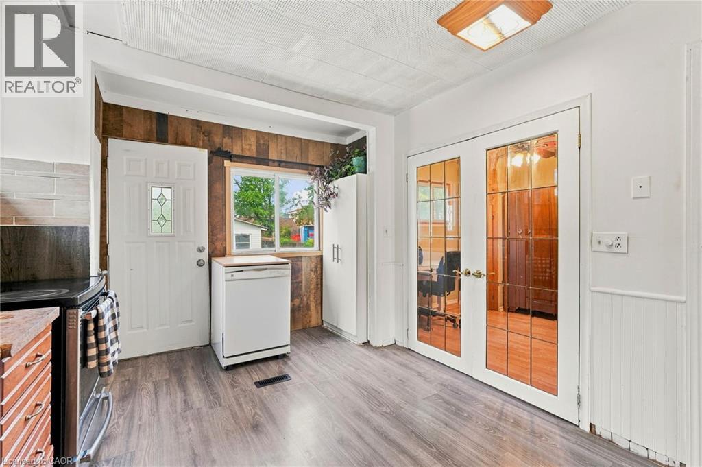 395 Avondale Street, Hamilton, ON - Indoor Photo Showing Kitchen