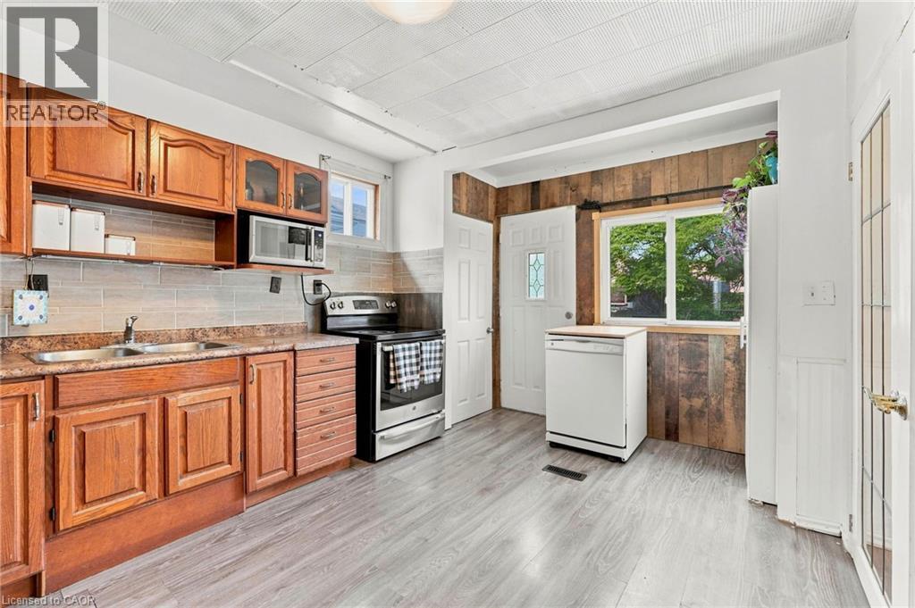395 Avondale Street, Hamilton, ON - Indoor Photo Showing Kitchen With Double Sink