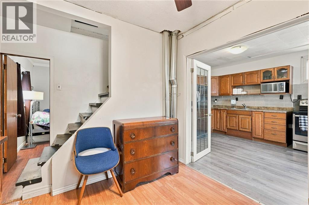 395 Avondale Street, Hamilton, ON - Indoor Photo Showing Kitchen