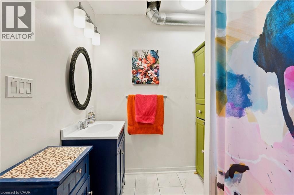 395 Avondale Street, Hamilton, ON - Indoor Photo Showing Bathroom