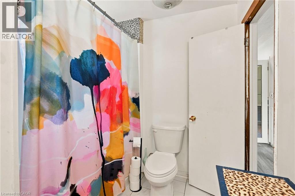 395 Avondale Street, Hamilton, ON - Indoor Photo Showing Bathroom