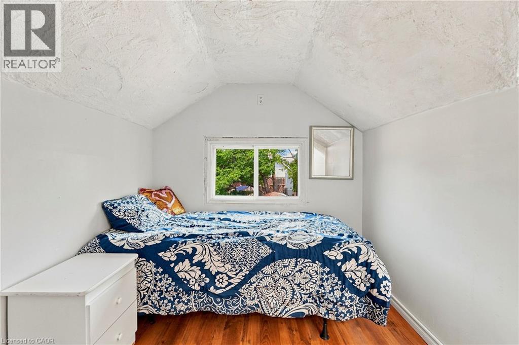 395 Avondale Street, Hamilton, ON - Indoor Photo Showing Bedroom