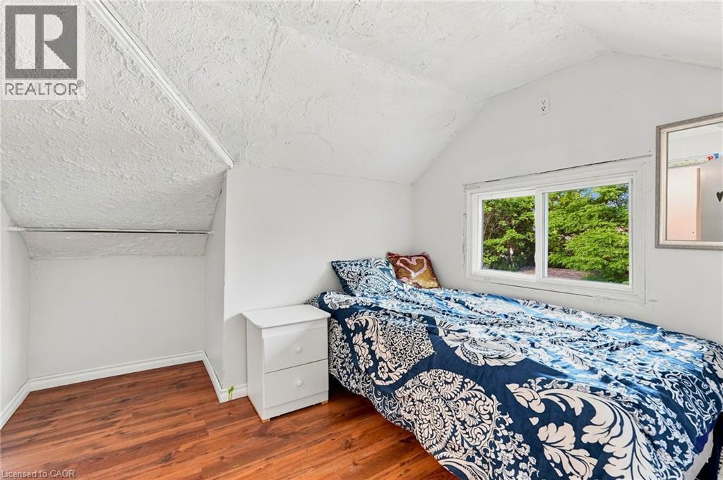 395 Avondale Street, Hamilton, ON - Indoor Photo Showing Bedroom